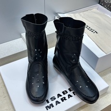ISABEL MARANT 2026秋冬新款时尚冲孔雕花工艺流苏女短靴 伊莎贝尔字母logo低跟圆头一脚蹬镂空机车骑士军 ISABEL MARANT 2026秋冬新款时尚冲孔雕花工艺流苏女短靴 伊莎贝尔字母logo低跟圆头一脚蹬镂空机车骑士军