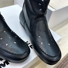 ISABEL MARANT 2026秋冬新款时尚冲孔雕花工艺流苏女短靴 伊莎贝尔字母logo低跟圆头一脚蹬镂空机车骑士军 ISABEL MARANT 2026秋冬新款时尚冲孔雕花工艺流苏女短靴 伊莎贝尔字母logo低跟圆头一脚蹬镂空机车骑士军