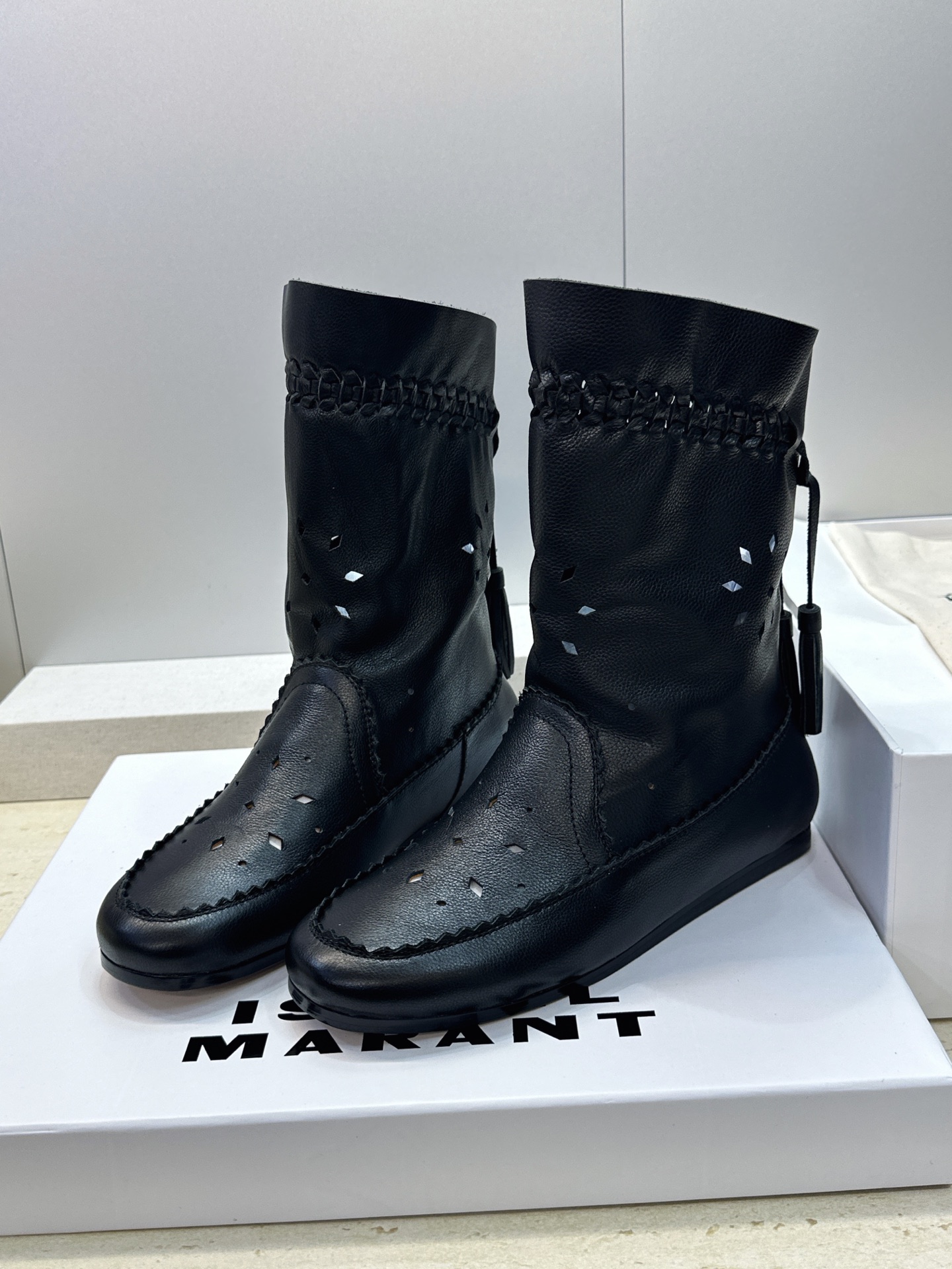 ISABEL MARANT 2026秋冬新款时尚冲孔雕花工艺流苏女短靴 伊莎贝尔字母logo低跟圆头一脚蹬镂空机车骑士军 ISABEL MARANT 2026秋冬新款时尚冲孔雕花工艺流苏女短靴 伊莎贝尔字母logo低跟圆头一脚蹬镂空机车骑士军