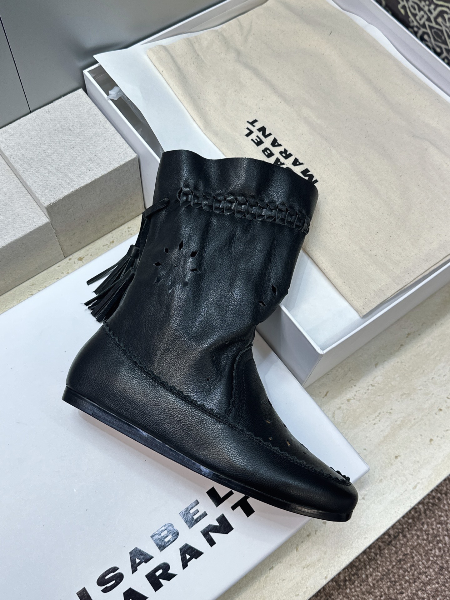 ISABEL MARANT 2026秋冬新款时尚冲孔雕花工艺流苏女短靴 伊莎贝尔字母logo低跟圆头一脚蹬镂空机车骑士军 ISABEL MARANT 2026秋冬新款时尚冲孔雕花工艺流苏女短靴 伊莎贝尔字母logo低跟圆头一脚蹬镂空机车骑士军