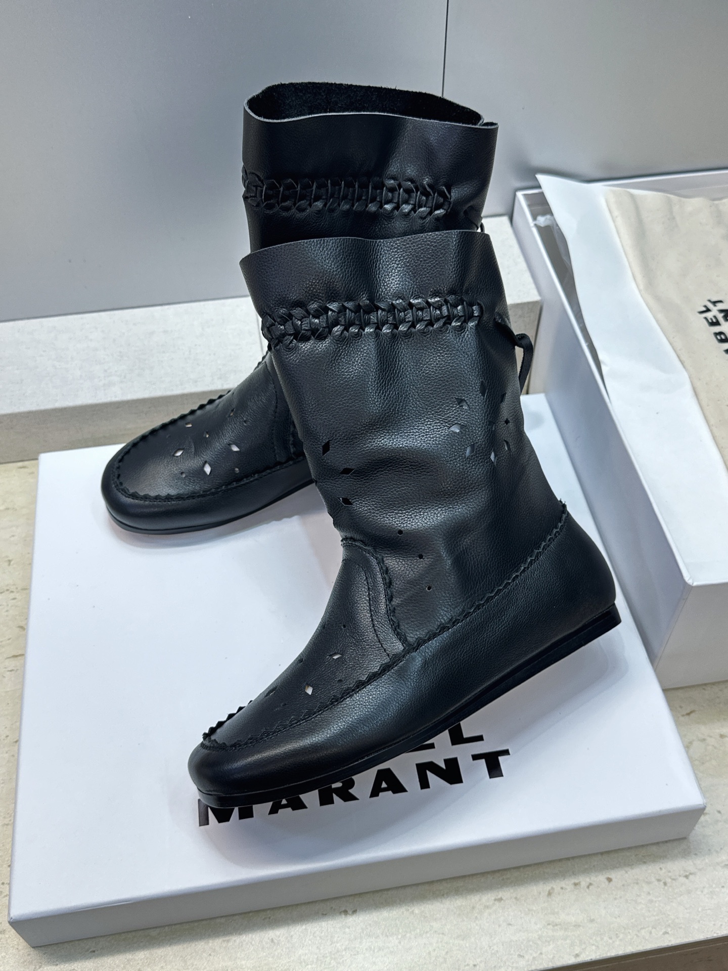 ISABEL MARANT 2026秋冬新款时尚冲孔雕花工艺流苏女短靴 伊莎贝尔字母logo低跟圆头一脚蹬镂空机车骑士军 ISABEL MARANT 2026秋冬新款时尚冲孔雕花工艺流苏女短靴 伊莎贝尔字母logo低跟圆头一脚蹬镂空机车骑士军