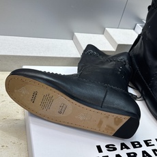 ISABEL MARANT 2026秋冬新款时尚冲孔雕花工艺流苏女短靴 伊莎贝尔字母logo低跟圆头一脚蹬镂空机车骑士军 ISABEL MARANT 2026秋冬新款时尚冲孔雕花工艺流苏女短靴 伊莎贝尔字母logo低跟圆头一脚蹬镂空机车骑士军
