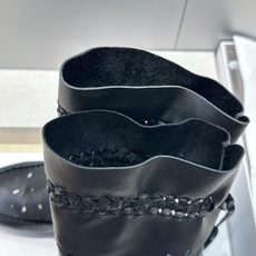 ISABEL MARANT 2026秋冬新款时尚冲孔雕花工艺流苏女短靴 伊莎贝尔字母logo低跟圆头一脚蹬镂空机车骑士军 ISABEL MARANT 2026秋冬新款时尚冲孔雕花工艺流苏女短靴 伊莎贝尔字母logo低跟圆头一脚蹬镂空机车骑士军