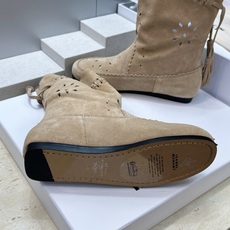 ISABEL MARANT 2026秋冬新款时尚冲孔雕花工艺流苏女短靴 伊莎贝尔字母logo低跟圆头一脚蹬镂空机车骑士军 ISABEL MARANT 2026秋冬新款时尚冲孔雕花工艺流苏女短靴 伊莎贝尔字母logo低跟圆头一脚蹬镂空机车骑士军
