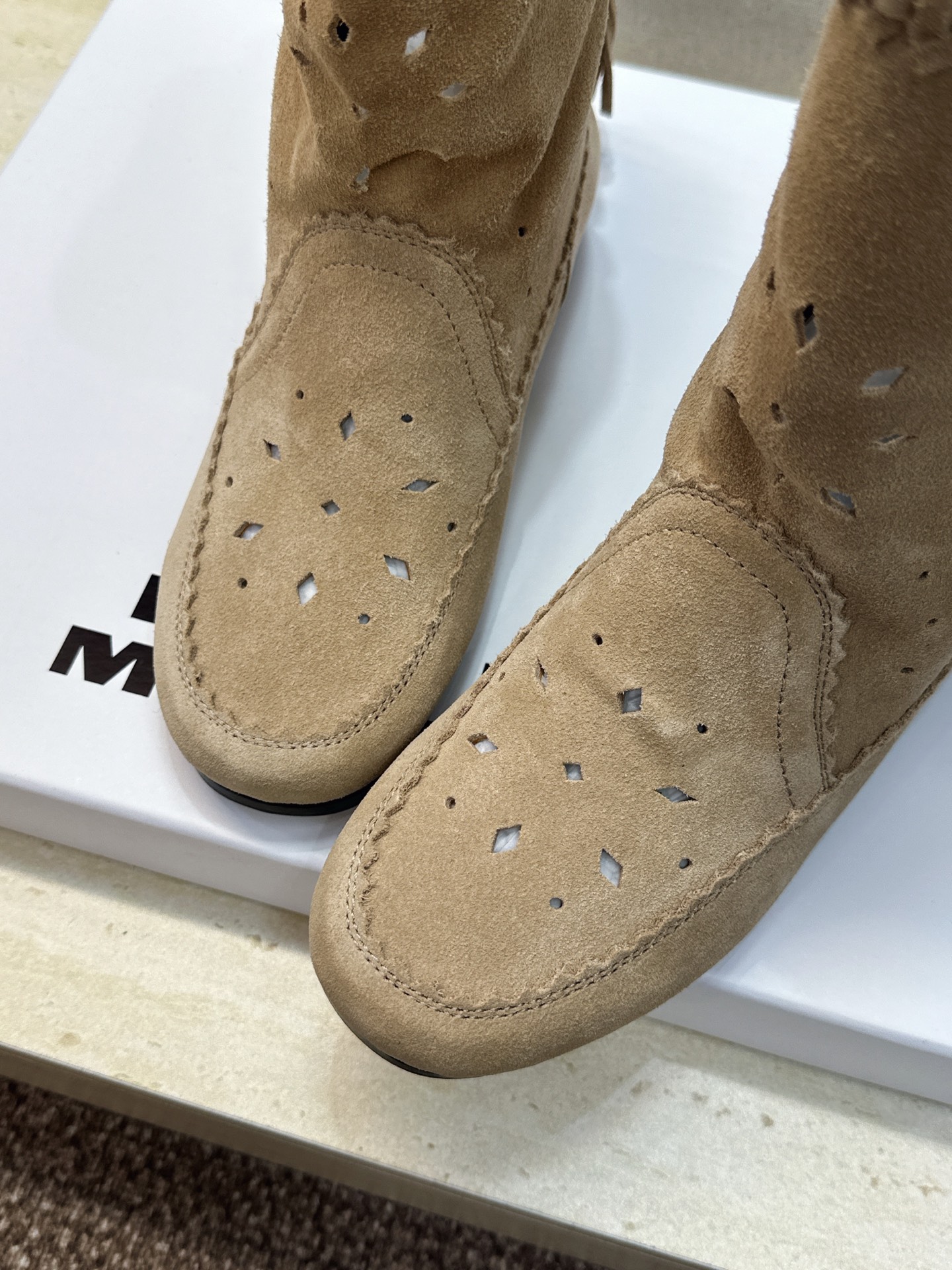 ISABEL MARANT 2026秋冬新款时尚冲孔雕花工艺流苏女短靴 伊莎贝尔字母logo低跟圆头一脚蹬镂空机车骑士军 ISABEL MARANT 2026秋冬新款时尚冲孔雕花工艺流苏女短靴 伊莎贝尔字母logo低跟圆头一脚蹬镂空机车骑士军