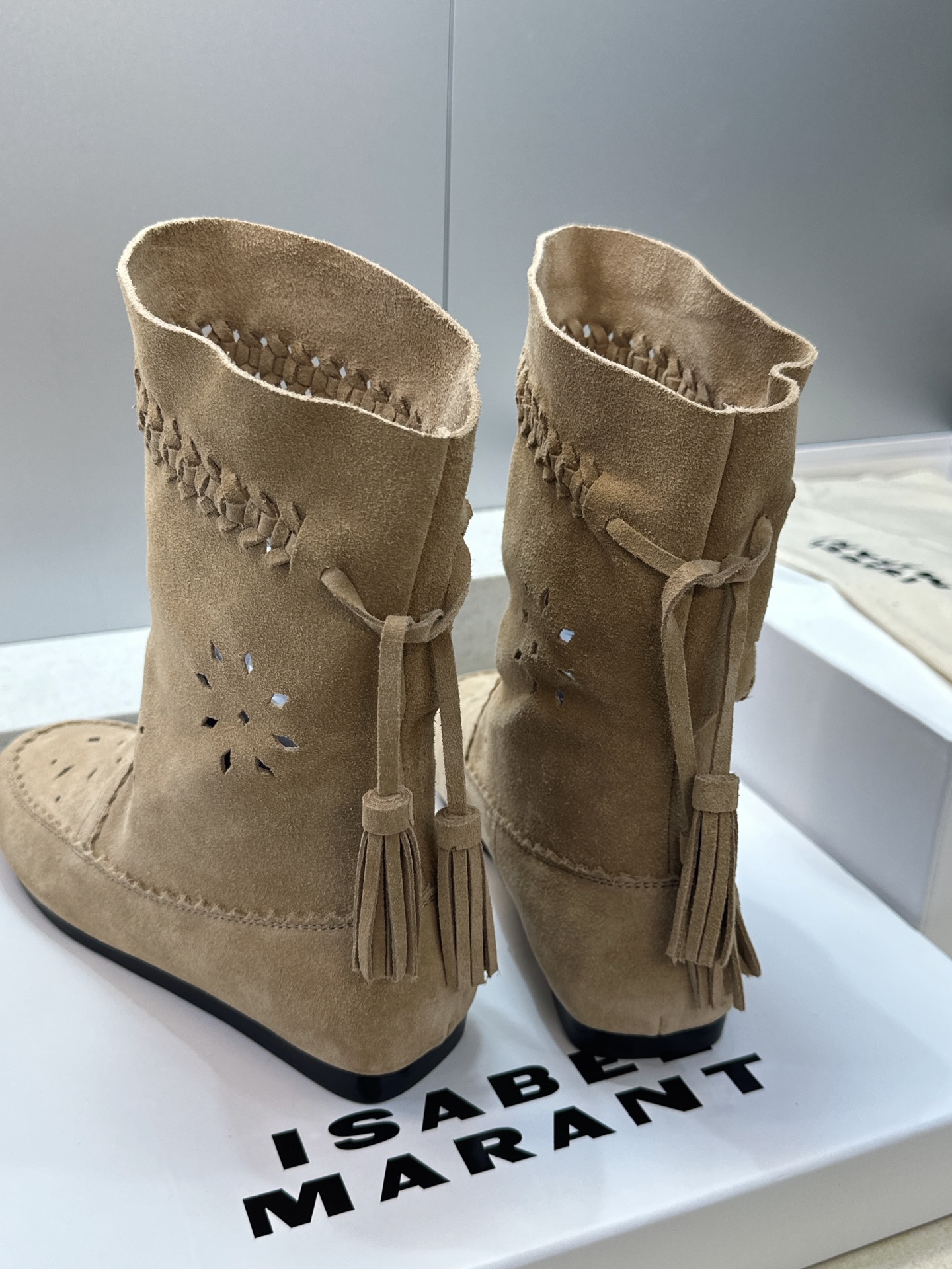 ISABEL MARANT 2026秋冬新款时尚冲孔雕花工艺流苏女短靴 伊莎贝尔字母logo低跟圆头一脚蹬镂空机车骑士军 ISABEL MARANT 2026秋冬新款时尚冲孔雕花工艺流苏女短靴 伊莎贝尔字母logo低跟圆头一脚蹬镂空机车骑士军