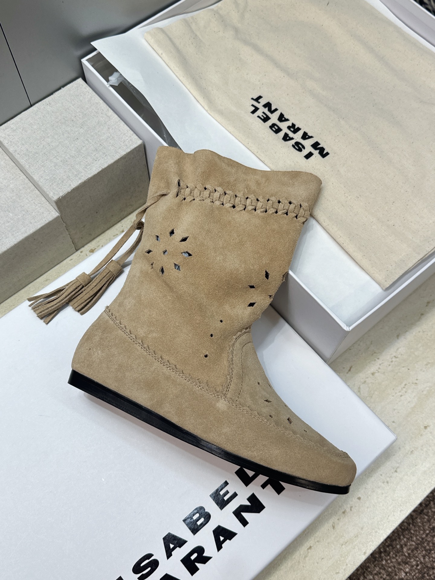 ISABEL MARANT 2026秋冬新款时尚冲孔雕花工艺流苏女短靴 伊莎贝尔字母logo低跟圆头一脚蹬镂空机车骑士军 ISABEL MARANT 2026秋冬新款时尚冲孔雕花工艺流苏女短靴 伊莎贝尔字母logo低跟圆头一脚蹬镂空机车骑士军