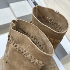 ISABEL MARANT 2026秋冬新款时尚冲孔雕花工艺流苏女短靴 伊莎贝尔字母logo低跟圆头一脚蹬镂空机车骑士军 ISABEL MARANT 2026秋冬新款时尚冲孔雕花工艺流苏女短靴 伊莎贝尔字母logo低跟圆头一脚蹬镂空机车骑士军