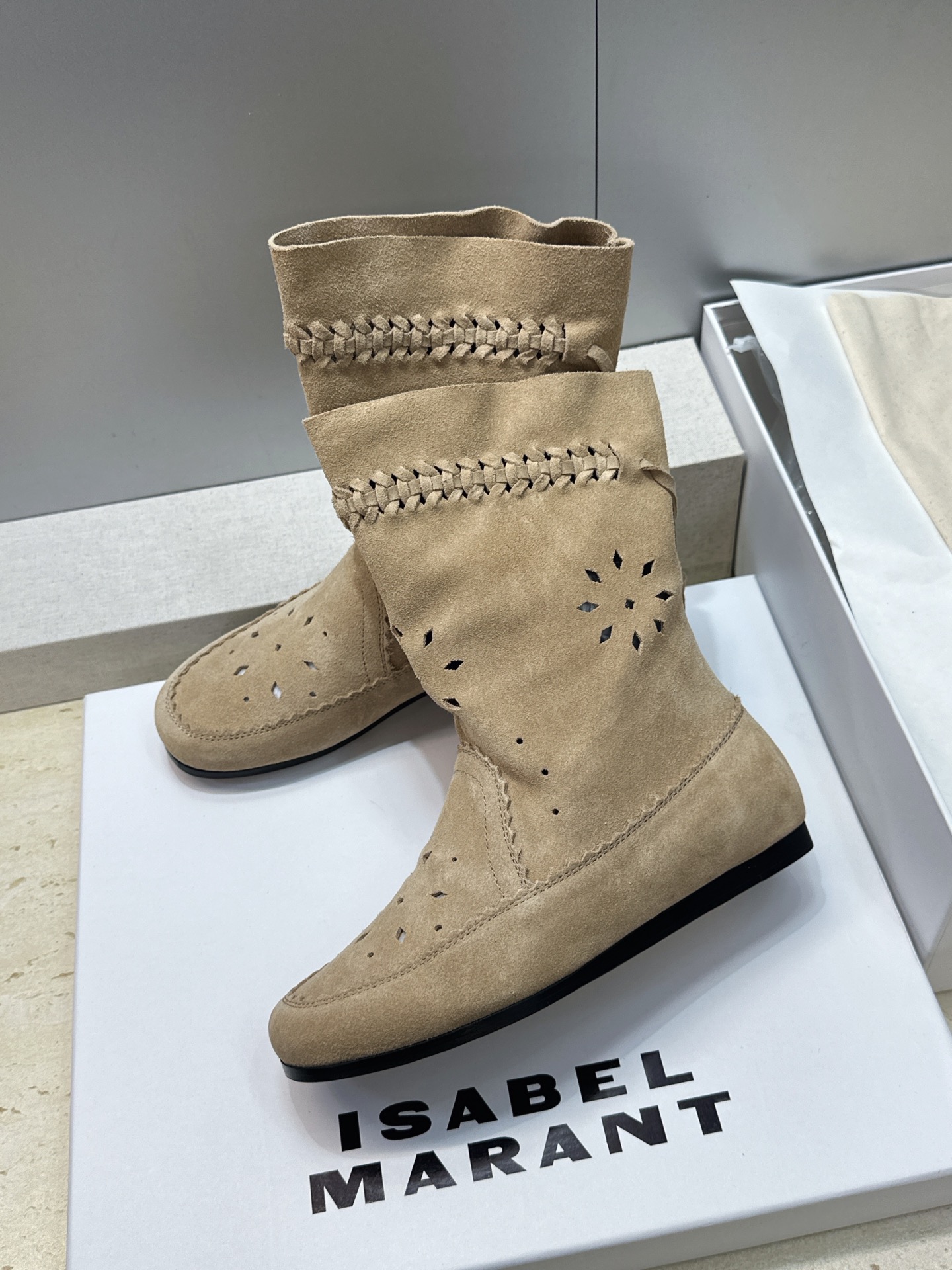 ISABEL MARANT 2026秋冬新款时尚冲孔雕花工艺流苏女短靴 伊莎贝尔字母logo低跟圆头一脚蹬镂空机车骑士军 ISABEL MARANT 2026秋冬新款时尚冲孔雕花工艺流苏女短靴 伊莎贝尔字母logo低跟圆头一脚蹬镂空机车骑士军