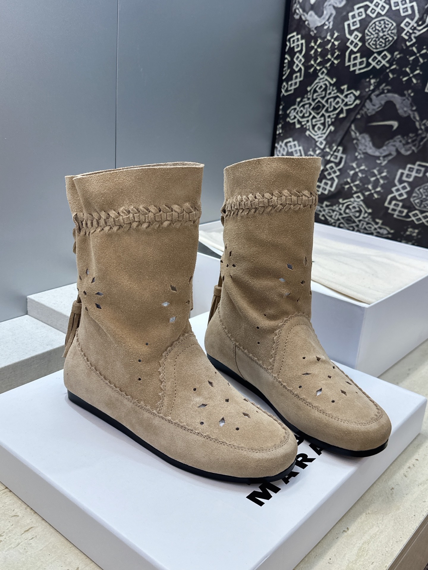 ISABEL MARANT 2026秋冬新款时尚冲孔雕花工艺流苏女短靴 伊莎贝尔字母logo低跟圆头一脚蹬镂空机车骑士军 ISABEL MARANT 2026秋冬新款时尚冲孔雕花工艺流苏女短靴 伊莎贝尔字母logo低跟圆头一脚蹬镂空机车骑士军