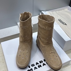 ISABEL MARANT 2026秋冬新款时尚冲孔雕花工艺流苏女短靴 伊莎贝尔字母logo低跟圆头一脚蹬镂空机车骑士军 ISABEL MARANT 2026秋冬新款时尚冲孔雕花工艺流苏女短靴 伊莎贝尔字母logo低跟圆头一脚蹬镂空机车骑士军