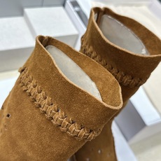 ISABEL MARANT 2026秋冬新款时尚冲孔雕花工艺流苏女短靴 伊莎贝尔字母logo低跟圆头一脚蹬镂空机车骑士军 ISABEL MARANT 2026秋冬新款时尚冲孔雕花工艺流苏女短靴 伊莎贝尔字母logo低跟圆头一脚蹬镂空机车骑士军