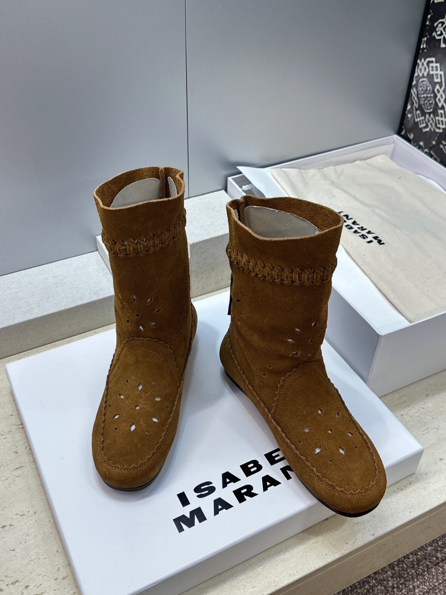 ISABEL MARANT 2026秋冬新款时尚冲孔雕花工艺流苏女短靴 伊莎贝尔字母logo低跟圆头一脚蹬镂空机车骑士军 ISABEL MARANT 2026秋冬新款时尚冲孔雕花工艺流苏女短靴 伊莎贝尔字母logo低跟圆头一脚蹬镂空机车骑士军