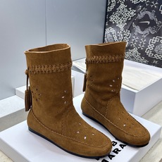 ISABEL MARANT 2026秋冬新款时尚冲孔雕花工艺流苏女短靴 伊莎贝尔字母logo低跟圆头一脚蹬镂空机车骑士军 ISABEL MARANT 2026秋冬新款时尚冲孔雕花工艺流苏女短靴 伊莎贝尔字母logo低跟圆头一脚蹬镂空机车骑士军