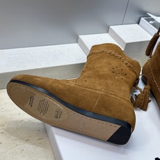 ISABEL MARANT 2026秋冬新款时尚冲孔雕花工艺流苏女短靴 伊莎贝尔字母logo低跟圆头一脚蹬镂空机车骑士军 ISABEL MARANT 2026秋冬新款时尚冲孔雕花工艺流苏女短靴 伊莎贝尔字母logo低跟圆头一脚蹬镂空机车骑士军