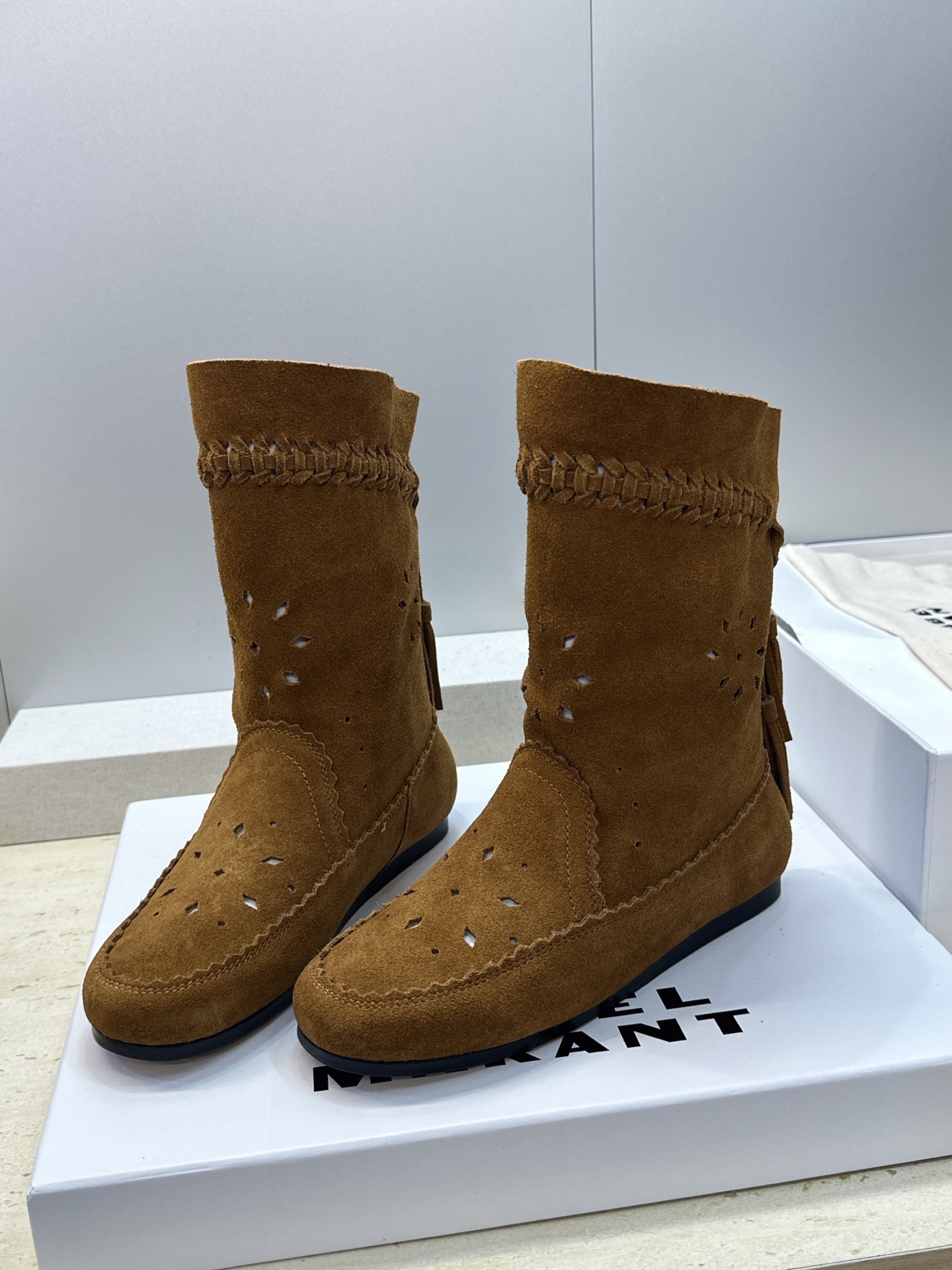 ISABEL MARANT 2026秋冬新款时尚冲孔雕花工艺流苏女短靴 伊莎贝尔字母logo低跟圆头一脚蹬镂空机车骑士军 ISABEL MARANT 2026秋冬新款时尚冲孔雕花工艺流苏女短靴 伊莎贝尔字母logo低跟圆头一脚蹬镂空机车骑士军