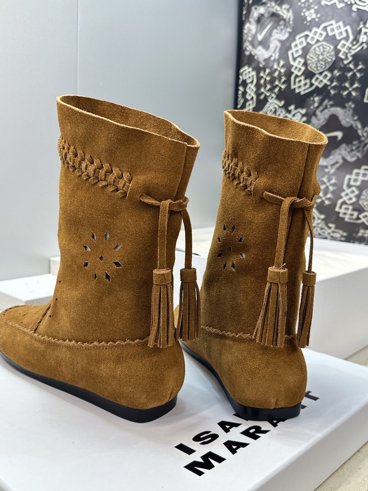ISABEL MARANT 2026秋冬新款时尚冲孔雕花工艺流苏女短靴 伊莎贝尔字母logo低跟圆头一脚蹬镂空机车骑士军 ISABEL MARANT 2026秋冬新款时尚冲孔雕花工艺流苏女短靴 伊莎贝尔字母logo低跟圆头一脚蹬镂空机车骑士军
