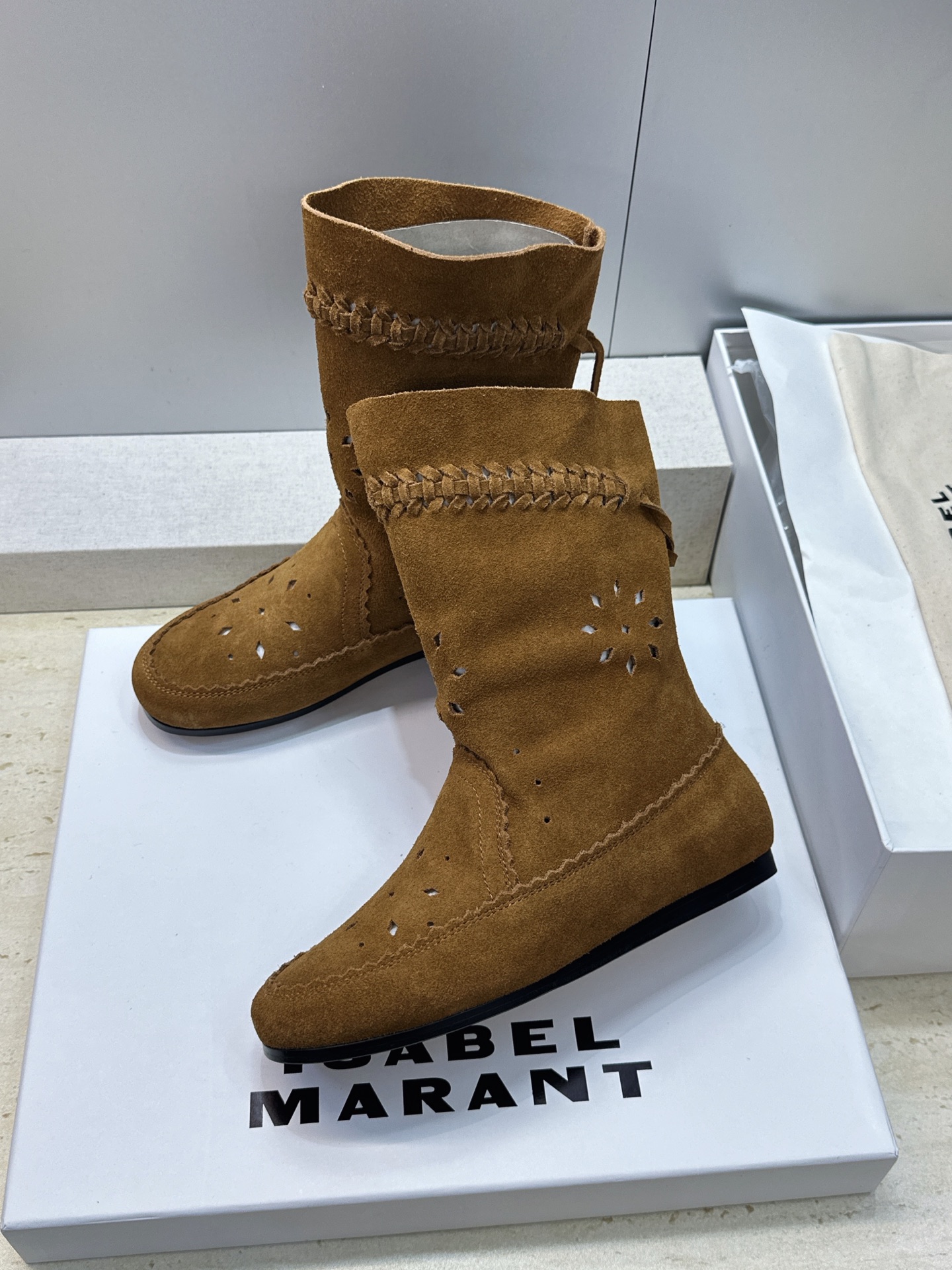 ISABEL MARANT 2026秋冬新款时尚冲孔雕花工艺流苏女短靴 伊莎贝尔字母logo低跟圆头一脚蹬镂空机车骑士军 ISABEL MARANT 2026秋冬新款时尚冲孔雕花工艺流苏女短靴 伊莎贝尔字母logo低跟圆头一脚蹬镂空机车骑士军