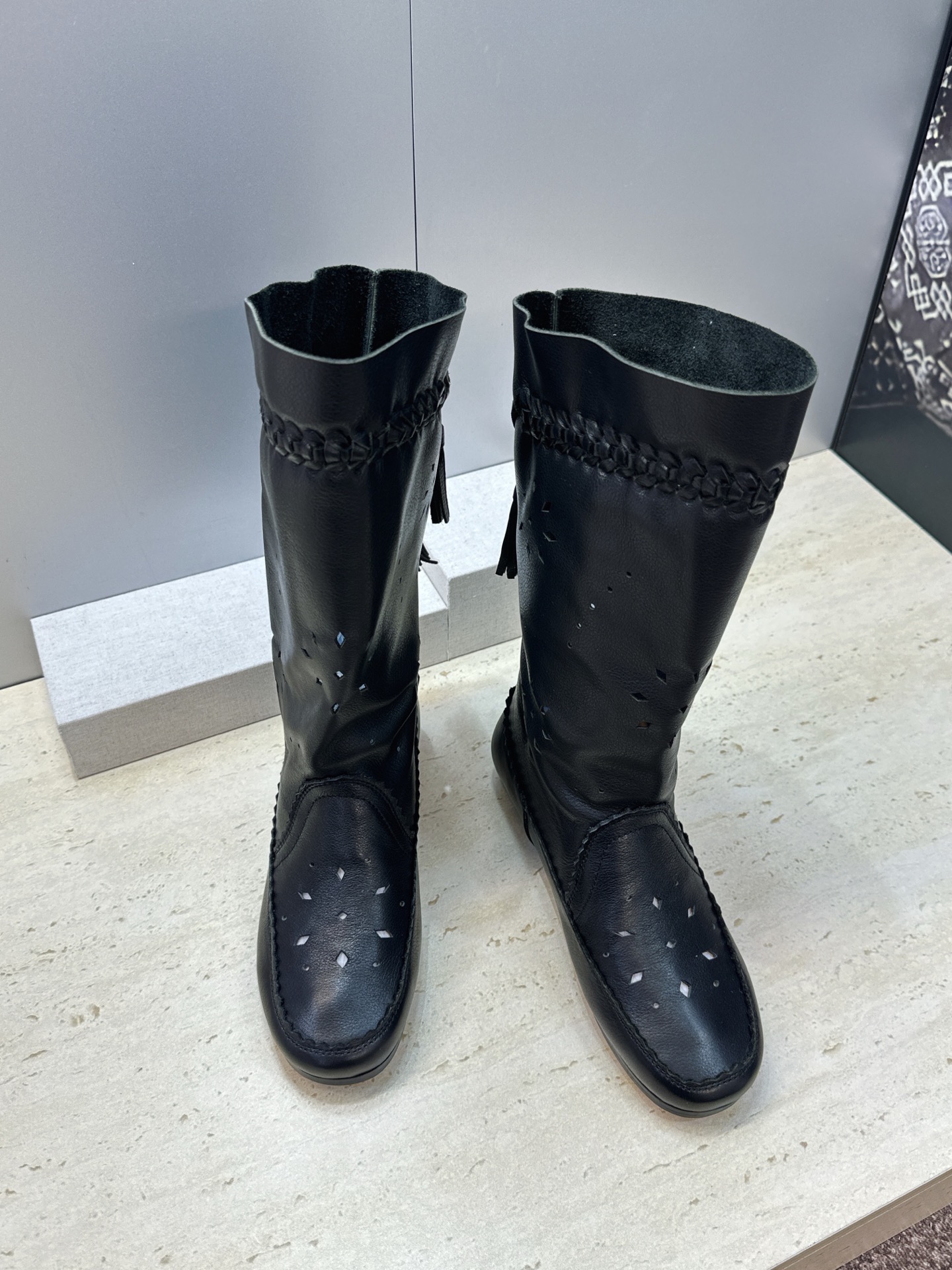 ISABEL MARANT 2026秋冬新款时尚冲孔雕花工艺流苏中筒女靴 伊莎贝尔字母logo低跟圆头一脚蹬镂空机车骑士 ISABEL MARANT 2026秋冬新款时尚冲孔雕花工艺流苏中筒女靴 伊莎贝尔字母logo低跟圆头一脚蹬镂空机车骑士