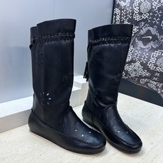 ISABEL MARANT 2026秋冬新款时尚冲孔雕花工艺流苏中筒女靴 伊莎贝尔字母logo低跟圆头一脚蹬镂空机车骑士 ISABEL MARANT 2026秋冬新款时尚冲孔雕花工艺流苏中筒女靴 伊莎贝尔字母logo低跟圆头一脚蹬镂空机车骑士