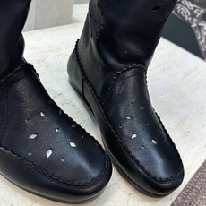 ISABEL MARANT 2026秋冬新款时尚冲孔雕花工艺流苏中筒女靴 伊莎贝尔字母logo低跟圆头一脚蹬镂空机车骑士 ISABEL MARANT 2026秋冬新款时尚冲孔雕花工艺流苏中筒女靴 伊莎贝尔字母logo低跟圆头一脚蹬镂空机车骑士