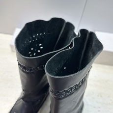 ISABEL MARANT 2026秋冬新款时尚冲孔雕花工艺流苏中筒女靴 伊莎贝尔字母logo低跟圆头一脚蹬镂空机车骑士 ISABEL MARANT 2026秋冬新款时尚冲孔雕花工艺流苏中筒女靴 伊莎贝尔字母logo低跟圆头一脚蹬镂空机车骑士