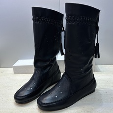 ISABEL MARANT 2026秋冬新款时尚冲孔雕花工艺流苏中筒女靴 伊莎贝尔字母logo低跟圆头一脚蹬镂空机车骑士 ISABEL MARANT 2026秋冬新款时尚冲孔雕花工艺流苏中筒女靴 伊莎贝尔字母logo低跟圆头一脚蹬镂空机车骑士