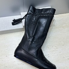 ISABEL MARANT 2026秋冬新款时尚冲孔雕花工艺流苏中筒女靴 伊莎贝尔字母logo低跟圆头一脚蹬镂空机车骑士 ISABEL MARANT 2026秋冬新款时尚冲孔雕花工艺流苏中筒女靴 伊莎贝尔字母logo低跟圆头一脚蹬镂空机车骑士