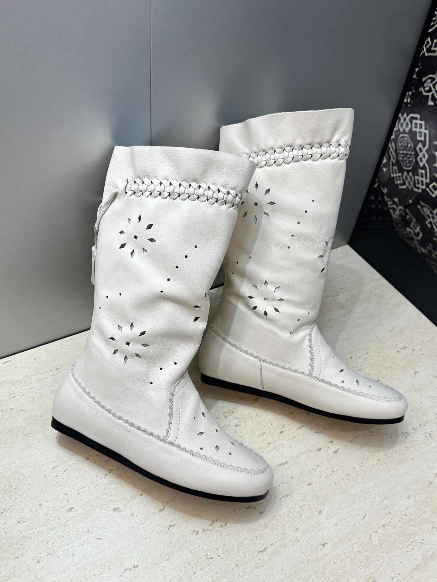 ISABEL MARANT 2026秋冬新款时尚冲孔雕花工艺流苏中筒女靴 伊莎贝尔字母logo低跟圆头一脚蹬镂空机车骑士 ISABEL MARANT 2026秋冬新款时尚冲孔雕花工艺流苏中筒女靴 伊莎贝尔字母logo低跟圆头一脚蹬镂空机车骑士