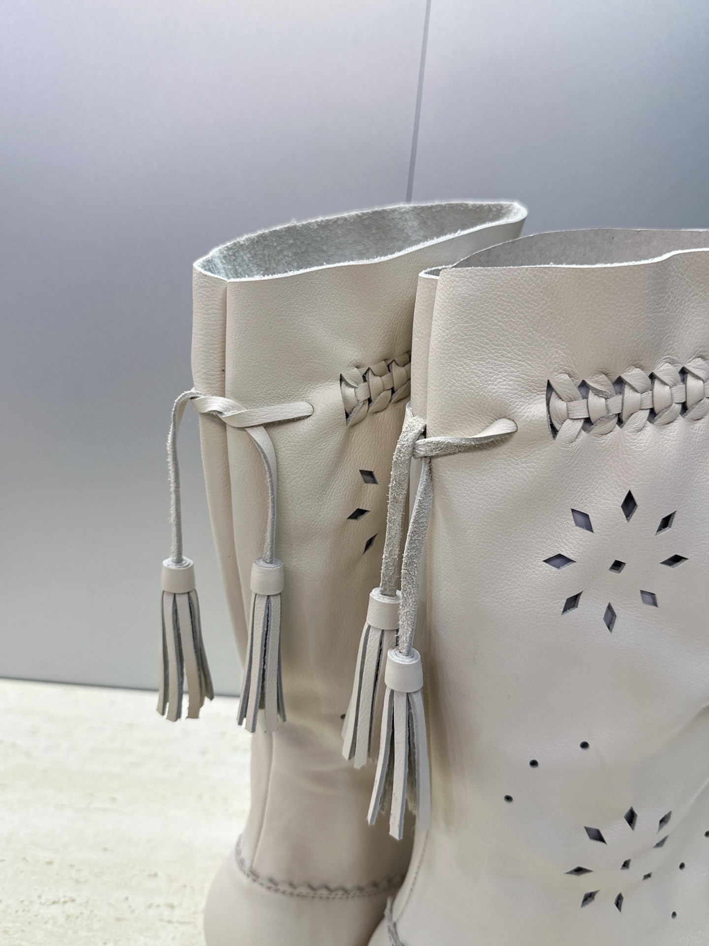 ISABEL MARANT 2026秋冬新款时尚冲孔雕花工艺流苏中筒女靴 伊莎贝尔字母logo低跟圆头一脚蹬镂空机车骑士 ISABEL MARANT 2026秋冬新款时尚冲孔雕花工艺流苏中筒女靴 伊莎贝尔字母logo低跟圆头一脚蹬镂空机车骑士