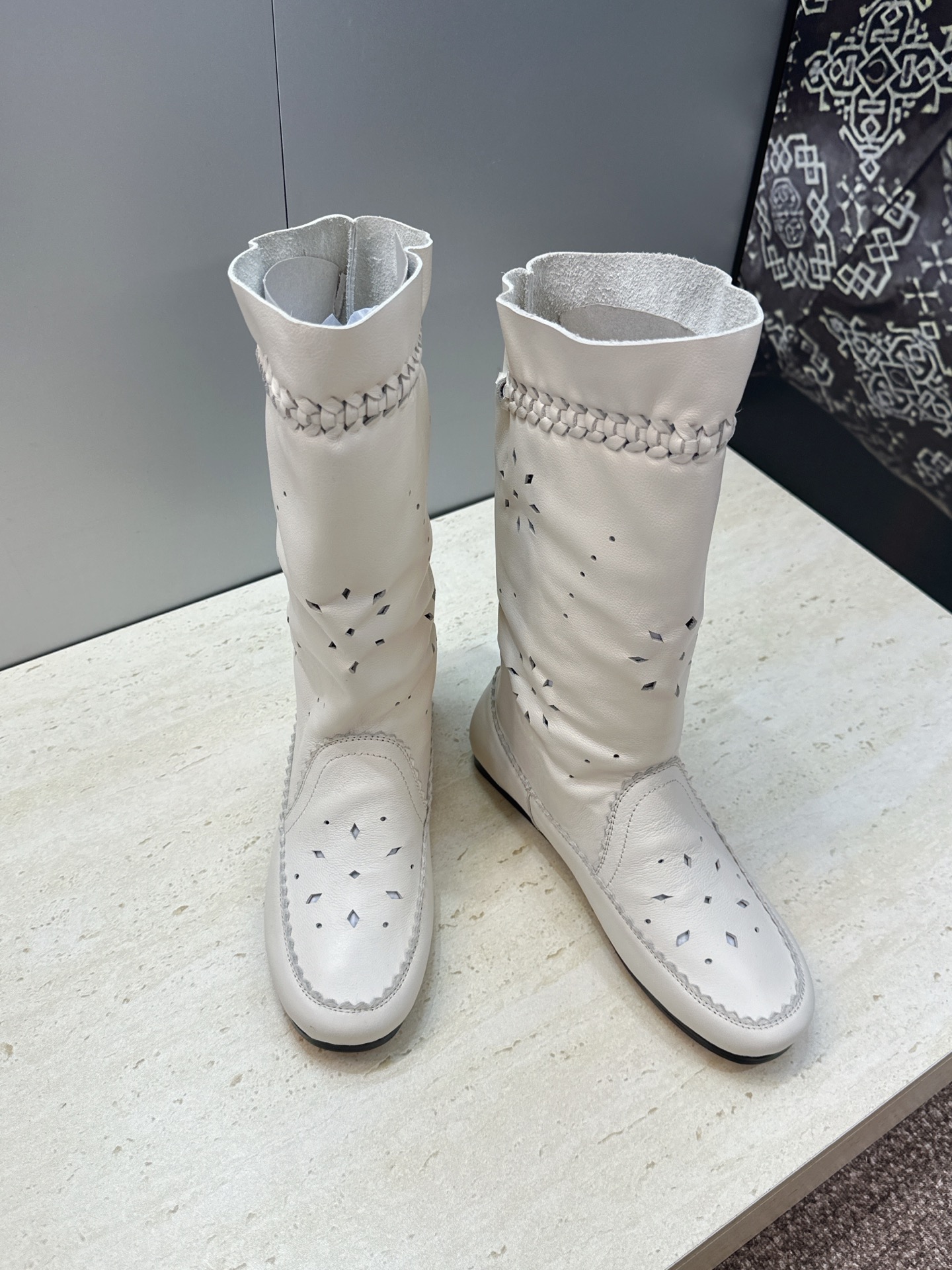 ISABEL MARANT 2026秋冬新款时尚冲孔雕花工艺流苏中筒女靴 伊莎贝尔字母logo低跟圆头一脚蹬镂空机车骑士 ISABEL MARANT 2026秋冬新款时尚冲孔雕花工艺流苏中筒女靴 伊莎贝尔字母logo低跟圆头一脚蹬镂空机车骑士