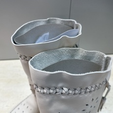 ISABEL MARANT 2026秋冬新款时尚冲孔雕花工艺流苏中筒女靴 伊莎贝尔字母logo低跟圆头一脚蹬镂空机车骑士 ISABEL MARANT 2026秋冬新款时尚冲孔雕花工艺流苏中筒女靴 伊莎贝尔字母logo低跟圆头一脚蹬镂空机车骑士