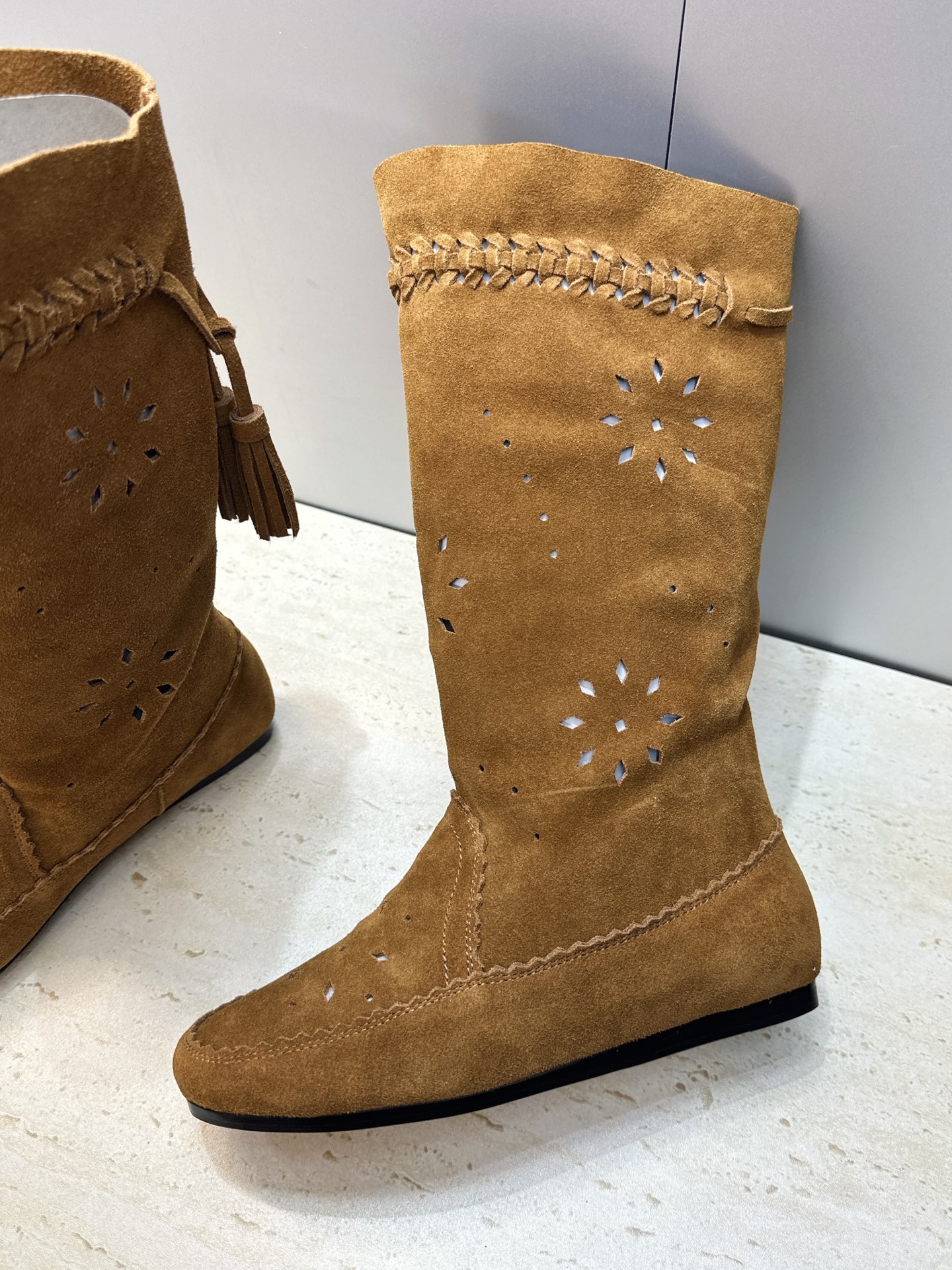 ISABEL MARANT 2026秋冬新款时尚冲孔雕花工艺流苏中筒女靴 伊莎贝尔字母logo低跟圆头一脚蹬镂空机车骑士 ISABEL MARANT 2026秋冬新款时尚冲孔雕花工艺流苏中筒女靴 伊莎贝尔字母logo低跟圆头一脚蹬镂空机车骑士