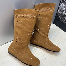 ISABEL MARANT 2026秋冬新款时尚冲孔雕花工艺流苏中筒女靴 伊莎贝尔字母logo低跟圆头一脚蹬镂空机车骑士 ISABEL MARANT 2026秋冬新款时尚冲孔雕花工艺流苏中筒女靴 伊莎贝尔字母logo低跟圆头一脚蹬镂空机车骑士