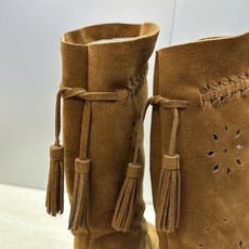 ISABEL MARANT 2026秋冬新款时尚冲孔雕花工艺流苏中筒女靴 伊莎贝尔字母logo低跟圆头一脚蹬镂空机车骑士 ISABEL MARANT 2026秋冬新款时尚冲孔雕花工艺流苏中筒女靴 伊莎贝尔字母logo低跟圆头一脚蹬镂空机车骑士