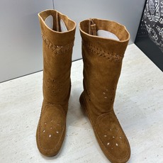 ISABEL MARANT 2026秋冬新款时尚冲孔雕花工艺流苏中筒女靴 伊莎贝尔字母logo低跟圆头一脚蹬镂空机车骑士 ISABEL MARANT 2026秋冬新款时尚冲孔雕花工艺流苏中筒女靴 伊莎贝尔字母logo低跟圆头一脚蹬镂空机车骑士
