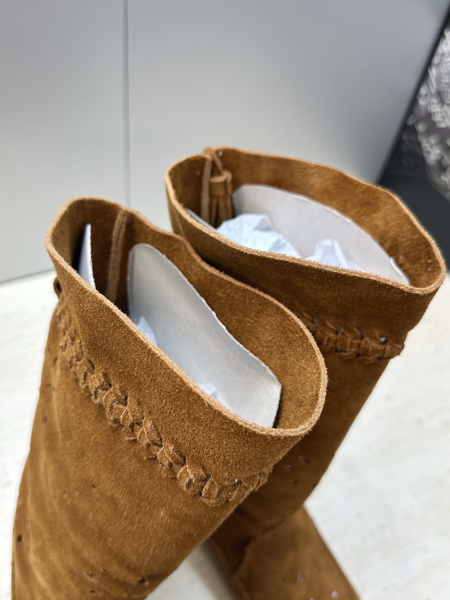 ISABEL MARANT 2026秋冬新款时尚冲孔雕花工艺流苏中筒女靴 伊莎贝尔字母logo低跟圆头一脚蹬镂空机车骑士 ISABEL MARANT 2026秋冬新款时尚冲孔雕花工艺流苏中筒女靴 伊莎贝尔字母logo低跟圆头一脚蹬镂空机车骑士