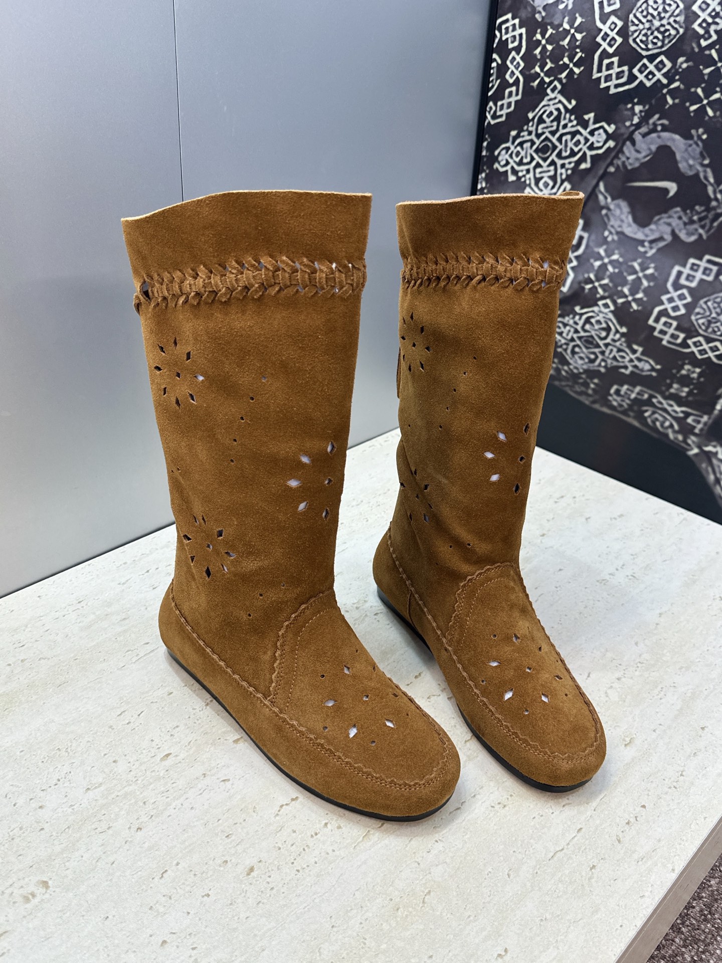 ISABEL MARANT 2026秋冬新款时尚冲孔雕花工艺流苏中筒女靴 伊莎贝尔字母logo低跟圆头一脚蹬镂空机车骑士 ISABEL MARANT 2026秋冬新款时尚冲孔雕花工艺流苏中筒女靴 伊莎贝尔字母logo低跟圆头一脚蹬镂空机车骑士