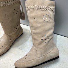 ISABEL MARANT 2026秋冬新款时尚冲孔雕花工艺流苏中筒女靴 伊莎贝尔字母logo低跟圆头一脚蹬镂空机车骑士 ISABEL MARANT 2026秋冬新款时尚冲孔雕花工艺流苏中筒女靴 伊莎贝尔字母logo低跟圆头一脚蹬镂空机车骑士
