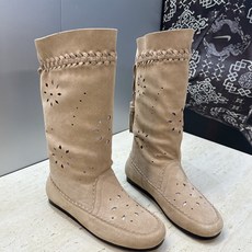 ISABEL MARANT 2026秋冬新款时尚冲孔雕花工艺流苏中筒女靴 伊莎贝尔字母logo低跟圆头一脚蹬镂空机车骑士 ISABEL MARANT 2026秋冬新款时尚冲孔雕花工艺流苏中筒女靴 伊莎贝尔字母logo低跟圆头一脚蹬镂空机车骑士