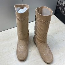 ISABEL MARANT 2026秋冬新款时尚冲孔雕花工艺流苏中筒女靴 伊莎贝尔字母logo低跟圆头一脚蹬镂空机车骑士 ISABEL MARANT 2026秋冬新款时尚冲孔雕花工艺流苏中筒女靴 伊莎贝尔字母logo低跟圆头一脚蹬镂空机车骑士