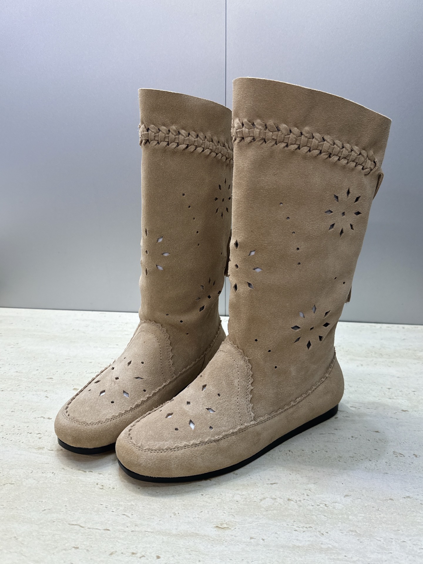 ISABEL MARANT 2026秋冬新款时尚冲孔雕花工艺流苏中筒女靴 伊莎贝尔字母logo低跟圆头一脚蹬镂空机车骑士 ISABEL MARANT 2026秋冬新款时尚冲孔雕花工艺流苏中筒女靴 伊莎贝尔字母logo低跟圆头一脚蹬镂空机车骑士