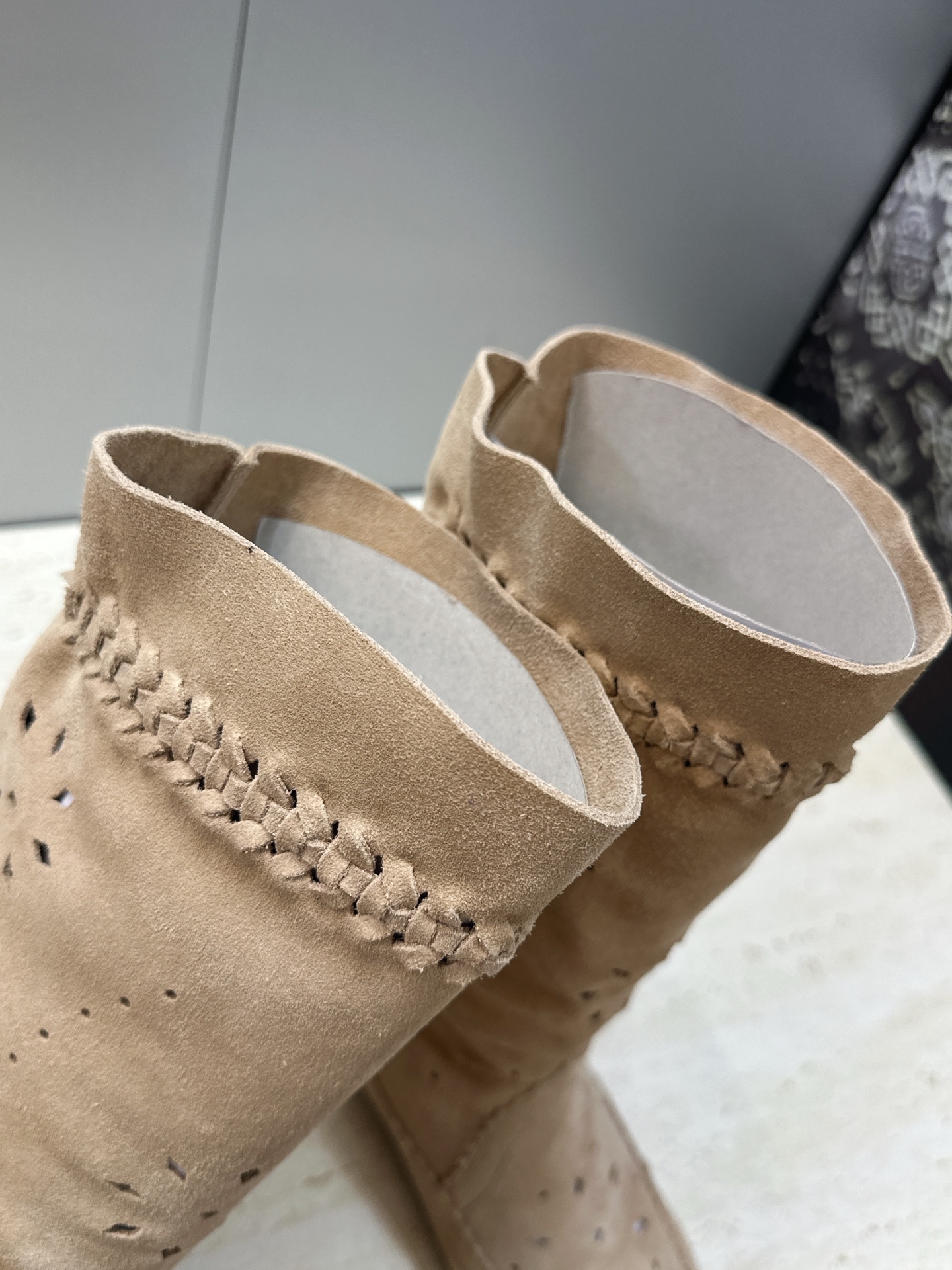 ISABEL MARANT 2026秋冬新款时尚冲孔雕花工艺流苏中筒女靴 伊莎贝尔字母logo低跟圆头一脚蹬镂空机车骑士 ISABEL MARANT 2026秋冬新款时尚冲孔雕花工艺流苏中筒女靴 伊莎贝尔字母logo低跟圆头一脚蹬镂空机车骑士