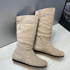 ISABEL MARANT 2026秋冬新款时尚冲孔雕花工艺流苏中筒女靴 伊莎贝尔字母logo低跟圆头一脚蹬镂空机车骑士 ISABEL MARANT 2026秋冬新款时尚冲孔雕花工艺流苏中筒女靴 伊莎贝尔字母logo低跟圆头一脚蹬镂空机车骑士