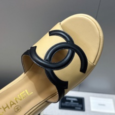 CHANEL 香奈儿2026春夏新款时尚坡跟女鞋 小香双C字母logo五金扣厚底圆头露趾拼色凉拖鞋 材质:鞋面进口小 CHANEL 香奈儿2026春夏新款时尚坡跟女鞋 小香双C字母logo五金扣厚底圆头露趾拼色凉拖鞋 材质:鞋面进口小