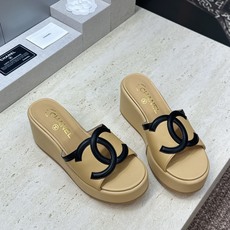 CHANEL 香奈儿2026春夏新款时尚坡跟女鞋 小香双C字母logo五金扣厚底圆头露趾拼色凉拖鞋 材质:鞋面进口小 CHANEL 香奈儿2026春夏新款时尚坡跟女鞋 小香双C字母logo五金扣厚底圆头露趾拼色凉拖鞋 材质:鞋面进口小
