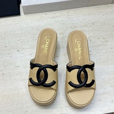 CHANEL 香奈儿2026春夏新款时尚坡跟女鞋 小香双C字母logo五金扣厚底圆头露趾拼色凉拖鞋 材质:鞋面进口小 CHANEL 香奈儿2026春夏新款时尚坡跟女鞋 小香双C字母logo五金扣厚底圆头露趾拼色凉拖鞋 材质:鞋面进口小