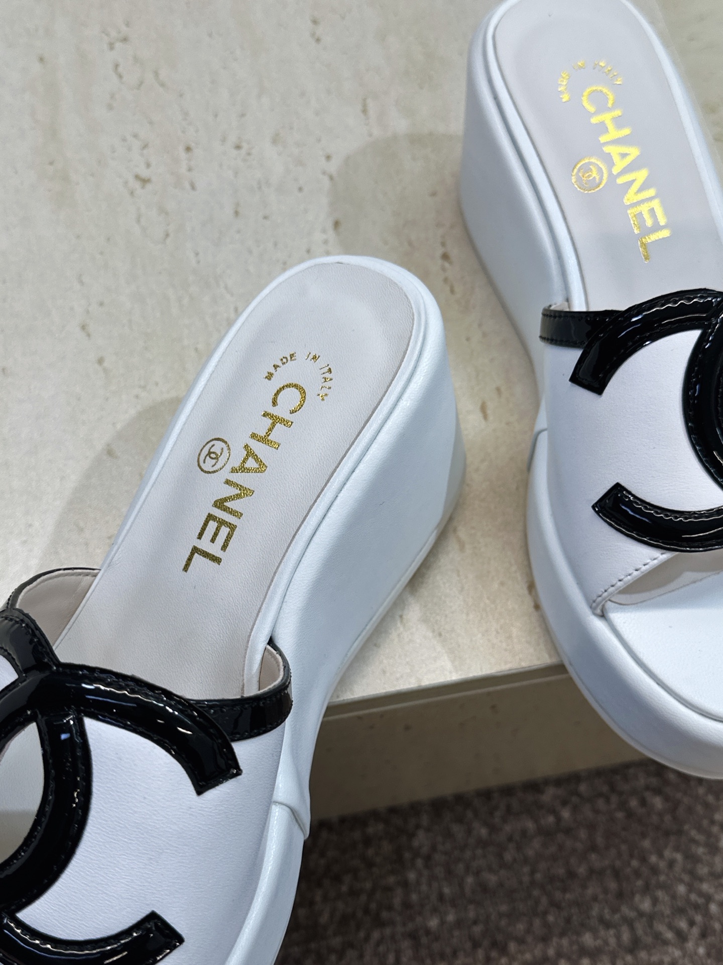 CHANEL 香奈儿2026春夏新款时尚坡跟女鞋 小香双C字母logo五金扣厚底圆头露趾拼色凉拖鞋 材质:鞋面进口小 CHANEL 香奈儿2026春夏新款时尚坡跟女鞋 小香双C字母logo五金扣厚底圆头露趾拼色凉拖鞋 材质:鞋面进口小