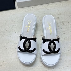 CHANEL 香奈儿2026春夏新款时尚坡跟女鞋 小香双C字母logo五金扣厚底圆头露趾拼色凉拖鞋 材质:鞋面进口小 CHANEL 香奈儿2026春夏新款时尚坡跟女鞋 小香双C字母logo五金扣厚底圆头露趾拼色凉拖鞋 材质:鞋面进口小
