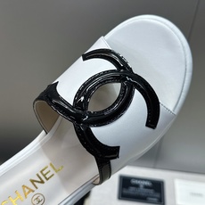 CHANEL 香奈儿2026春夏新款时尚坡跟女鞋 小香双C字母logo五金扣厚底圆头露趾拼色凉拖鞋 材质:鞋面进口小 CHANEL 香奈儿2026春夏新款时尚坡跟女鞋 小香双C字母logo五金扣厚底圆头露趾拼色凉拖鞋 材质:鞋面进口小